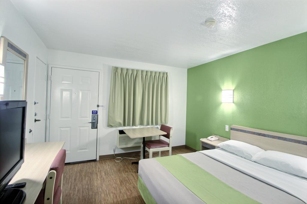 Motel 6 Milwaukee West - Brookfield Extérieur photo