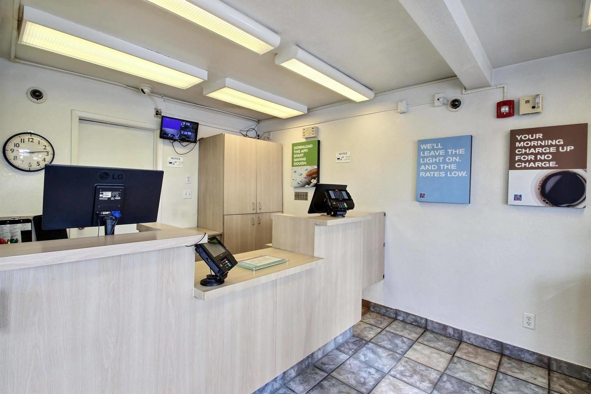 Motel 6 Milwaukee West - Brookfield Extérieur photo