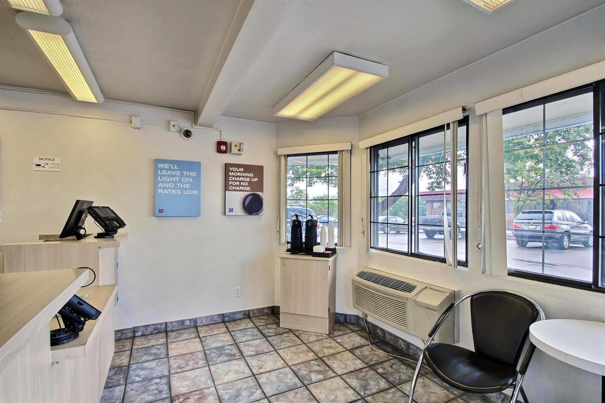 Motel 6 Milwaukee West - Brookfield Extérieur photo