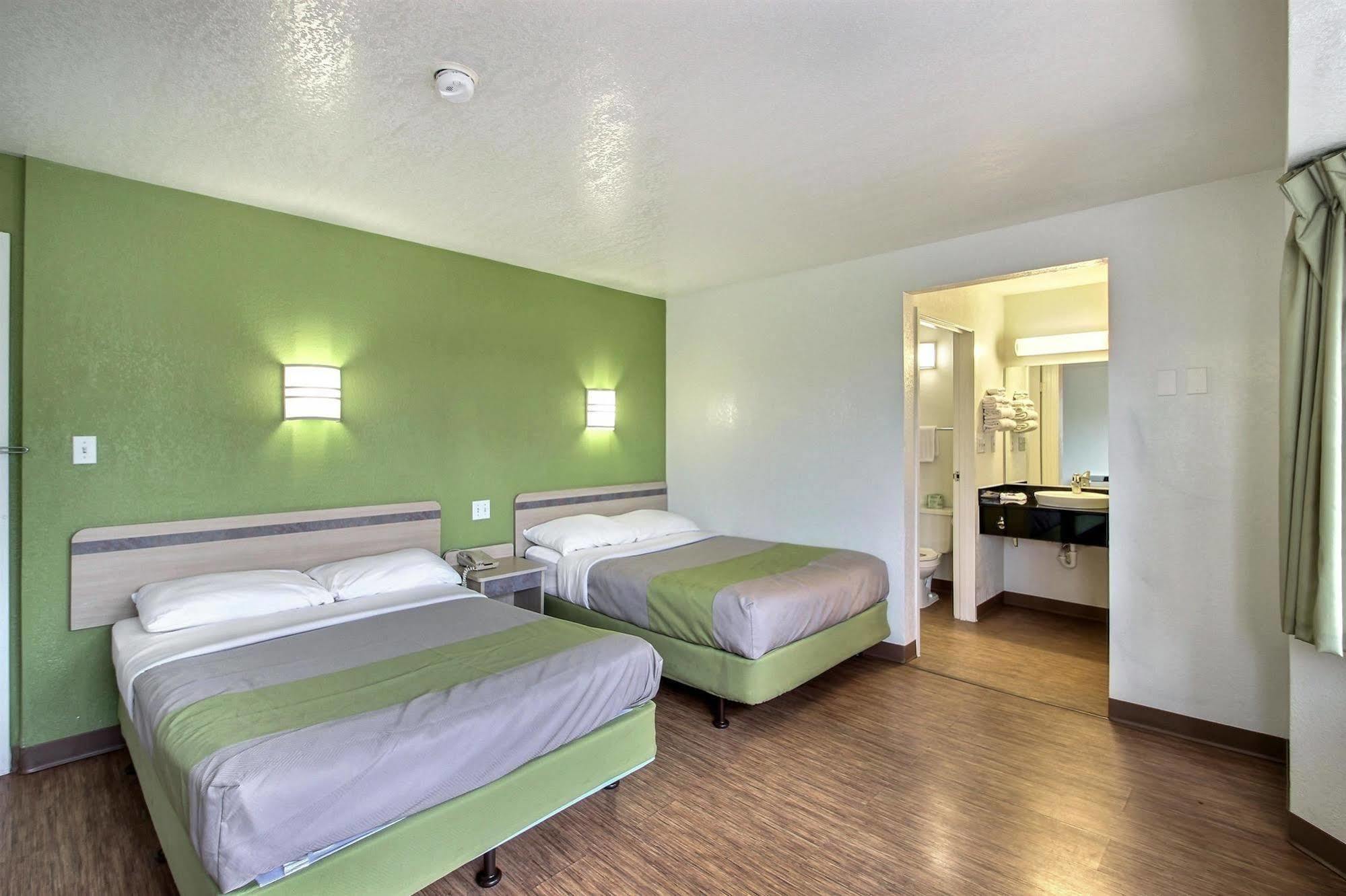 Motel 6 Milwaukee West - Brookfield Extérieur photo