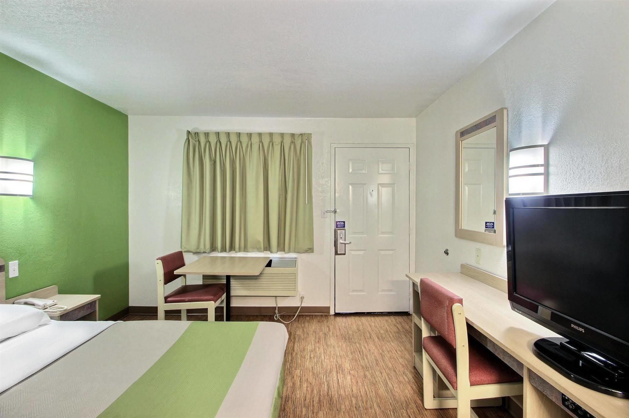 Motel 6 Milwaukee West - Brookfield Extérieur photo