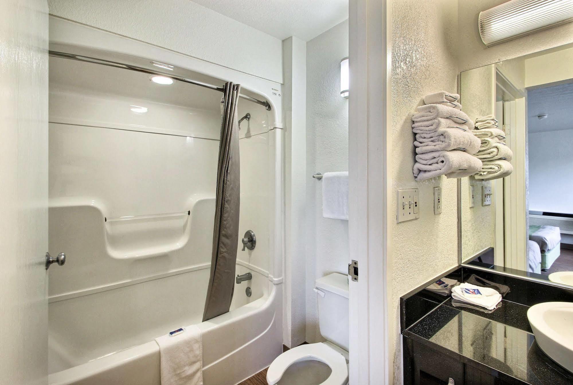 Motel 6 Milwaukee West - Brookfield Extérieur photo