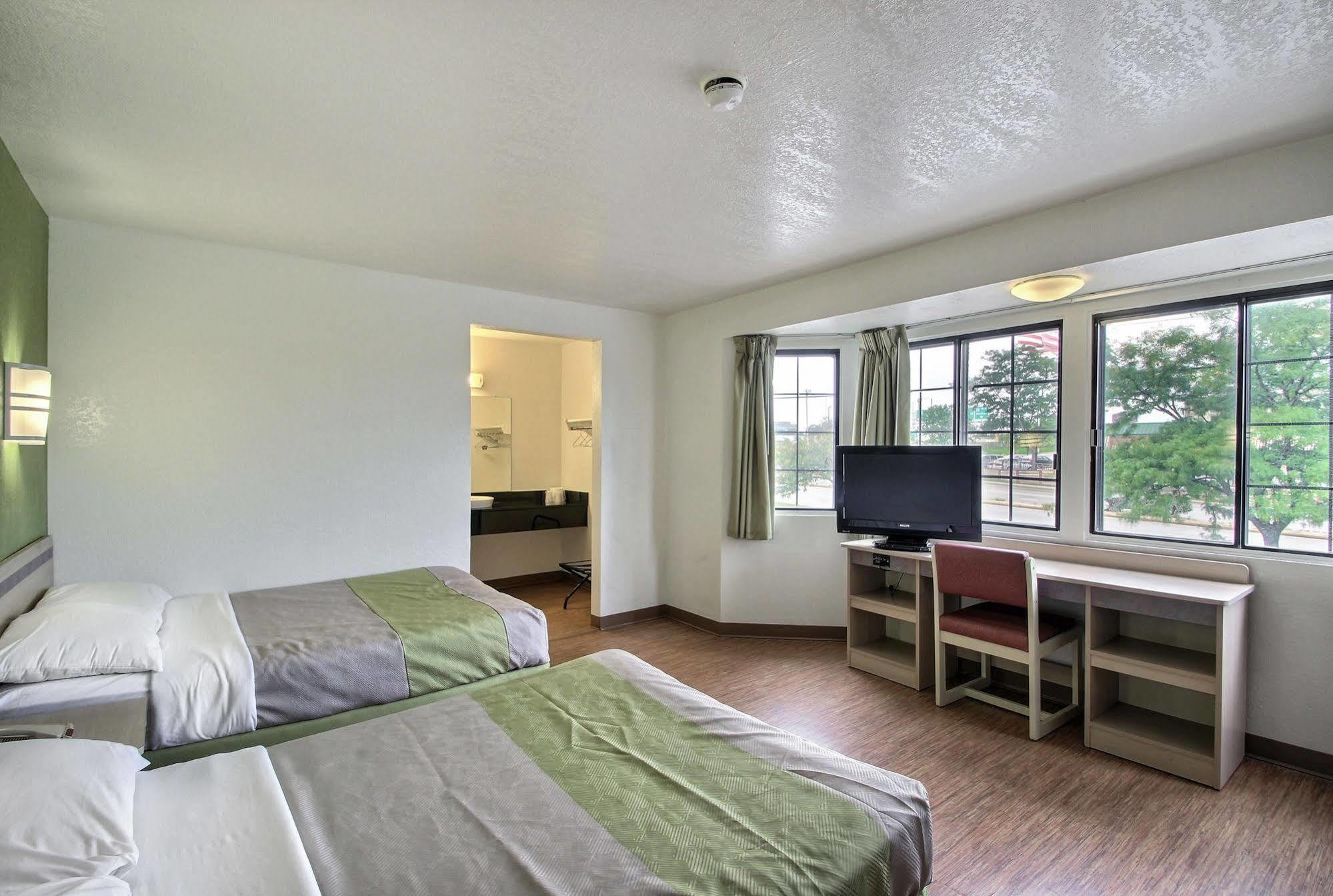 Motel 6 Milwaukee West - Brookfield Extérieur photo