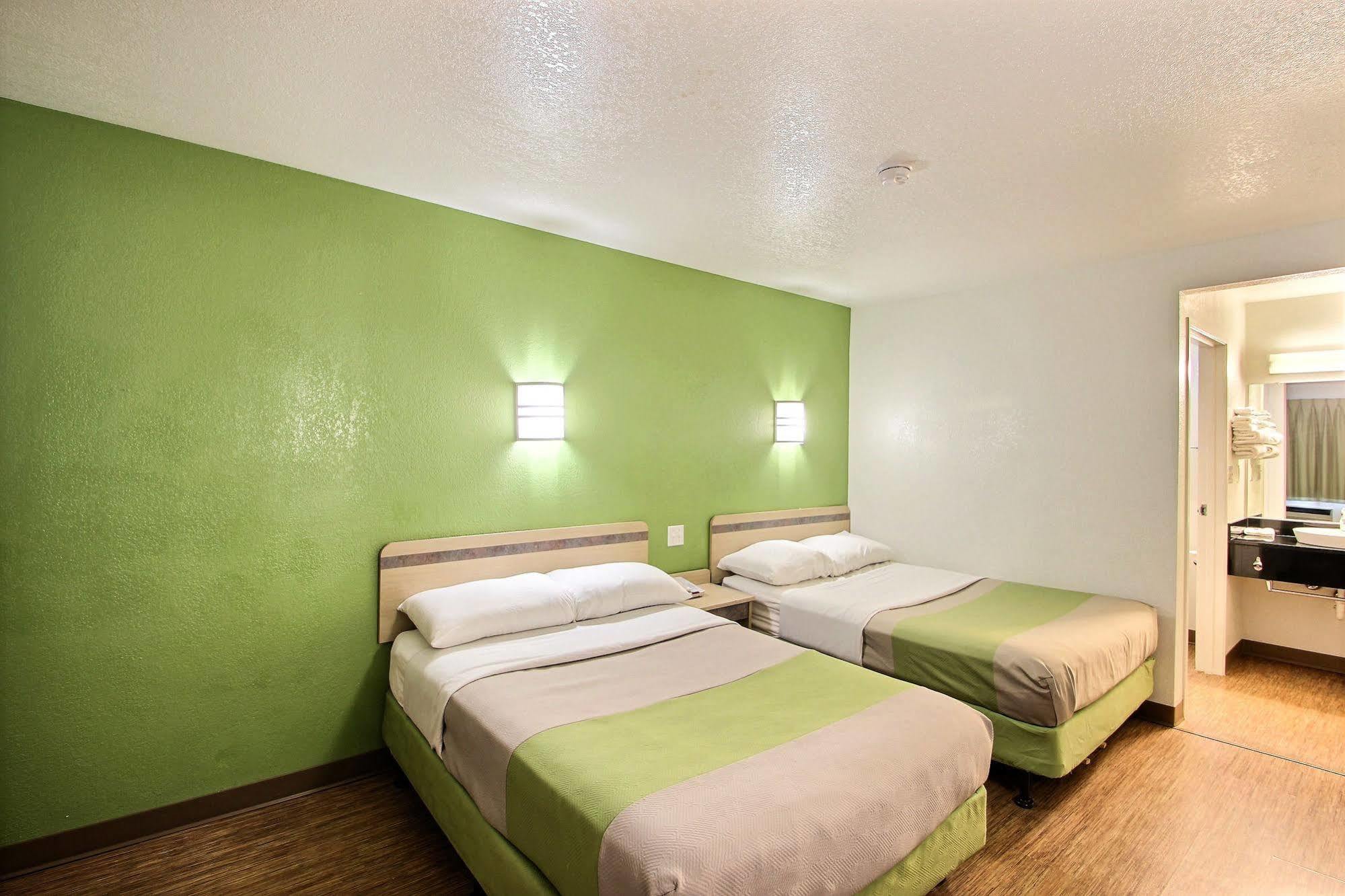 Motel 6 Milwaukee West - Brookfield Extérieur photo