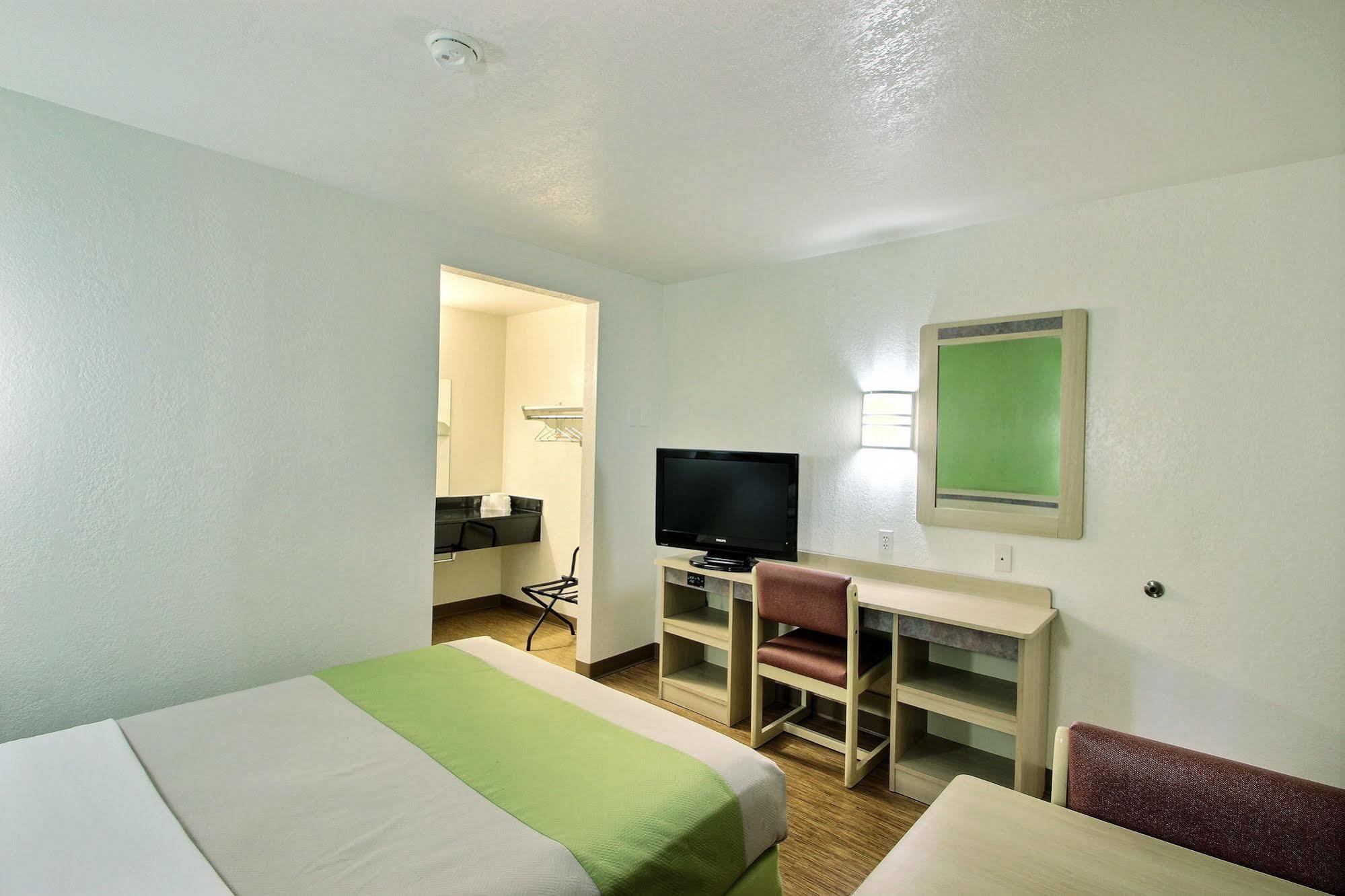 Motel 6 Milwaukee West - Brookfield Extérieur photo
