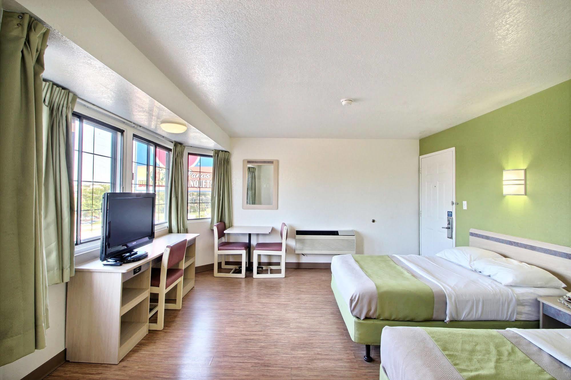 Motel 6 Milwaukee West - Brookfield Extérieur photo