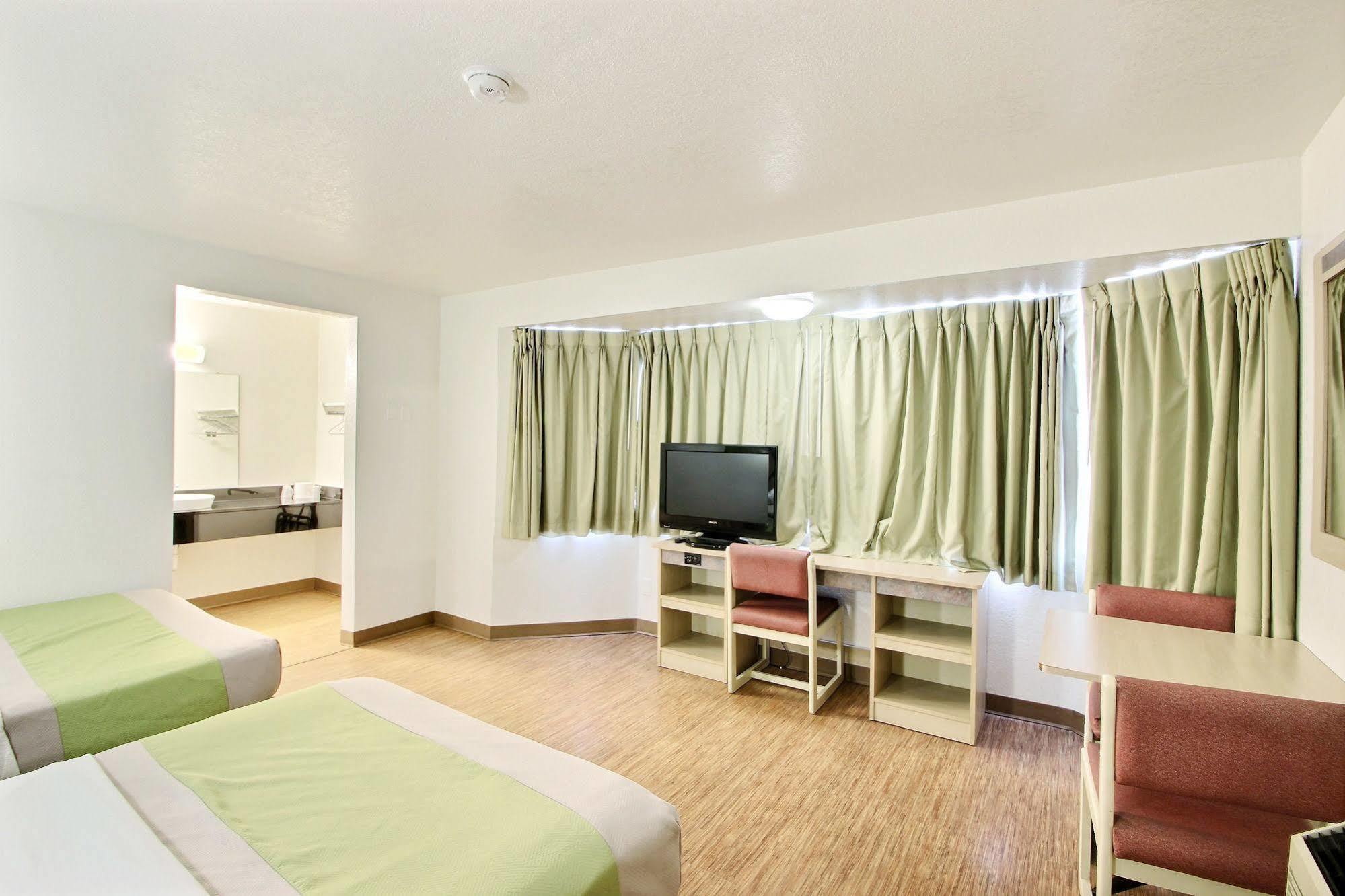 Motel 6 Milwaukee West - Brookfield Extérieur photo