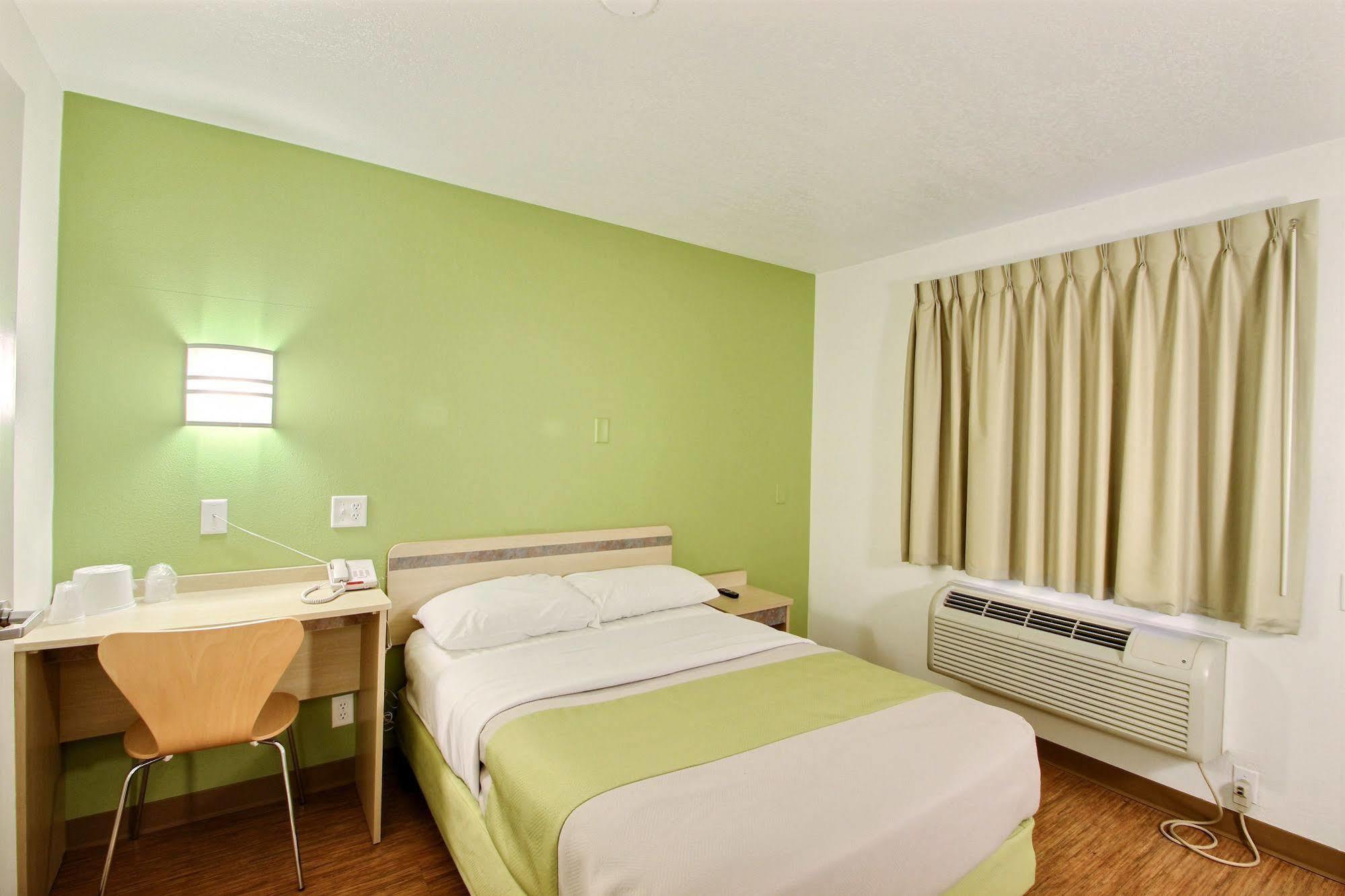 Motel 6 Milwaukee West - Brookfield Extérieur photo