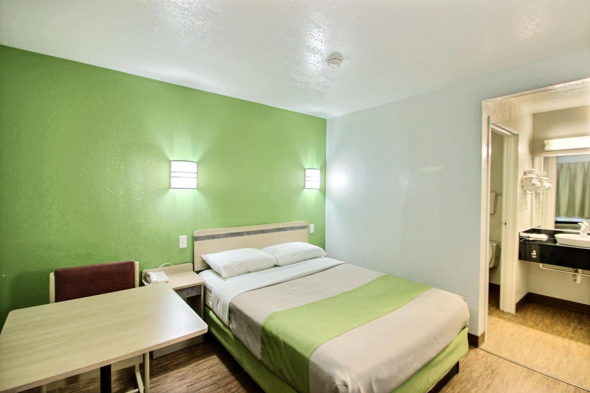 Motel 6 Milwaukee West - Brookfield Extérieur photo