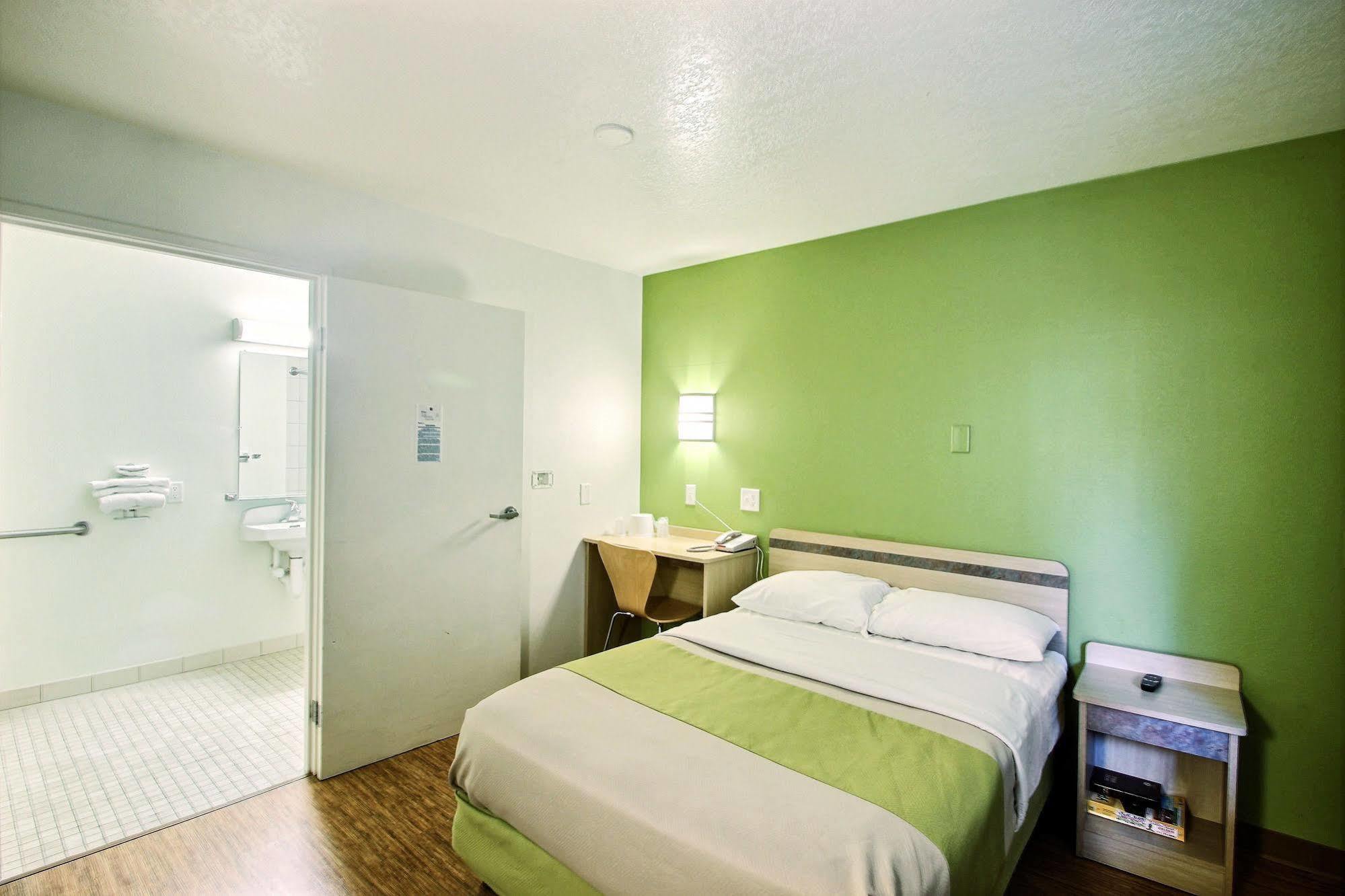 Motel 6 Milwaukee West - Brookfield Extérieur photo