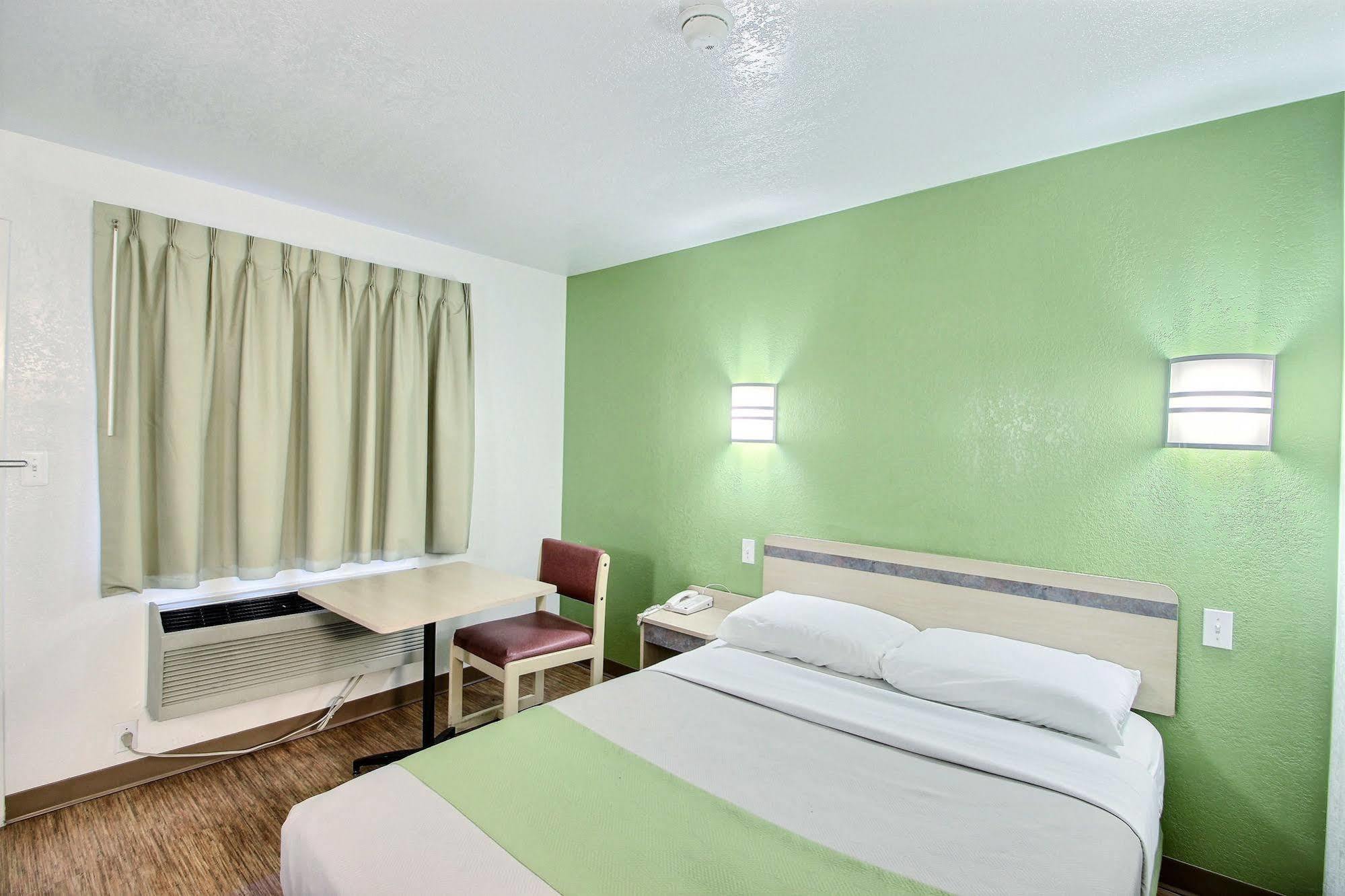 Motel 6 Milwaukee West - Brookfield Extérieur photo
