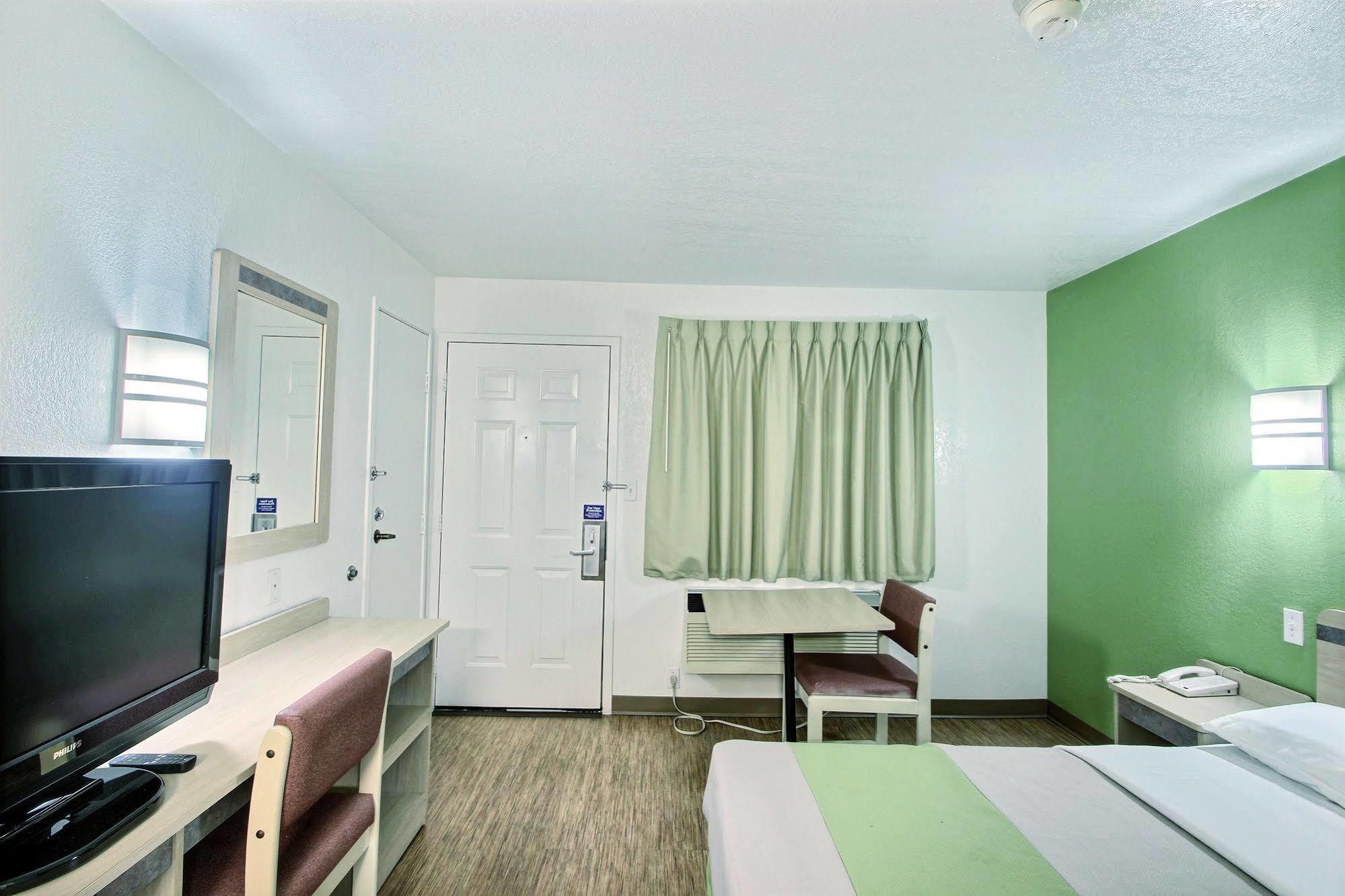Motel 6 Milwaukee West - Brookfield Extérieur photo