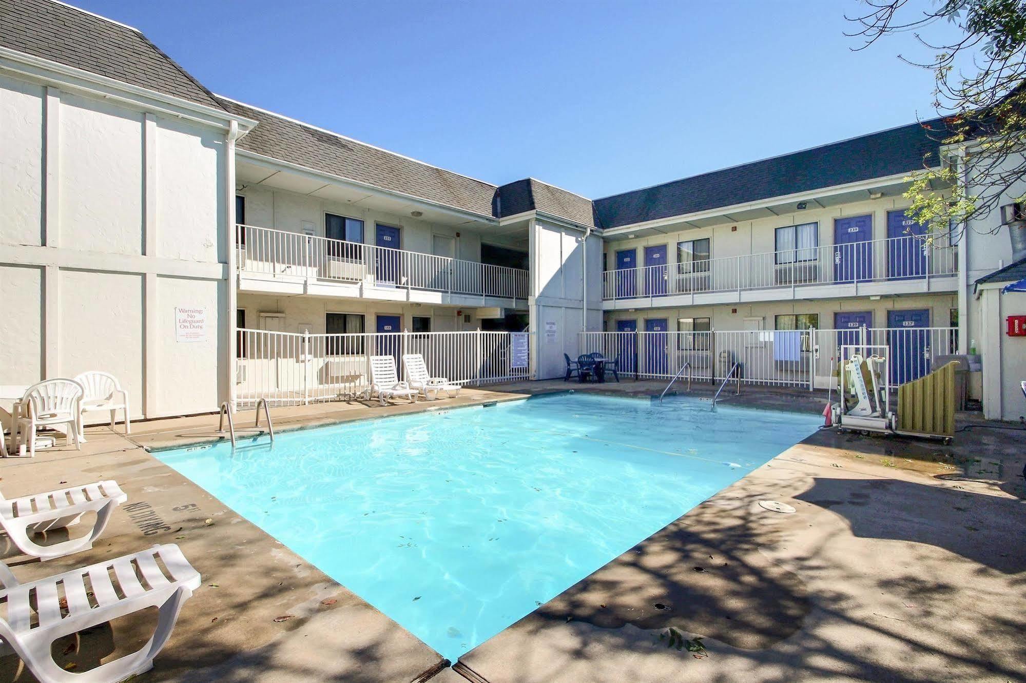 Motel 6 Milwaukee West - Brookfield Extérieur photo